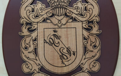 Escudo Heráldico tallado en madera sobre óvalo caoba